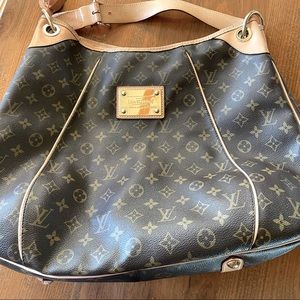 Amazing LIKE NEW Louis Vuitton signature bag!